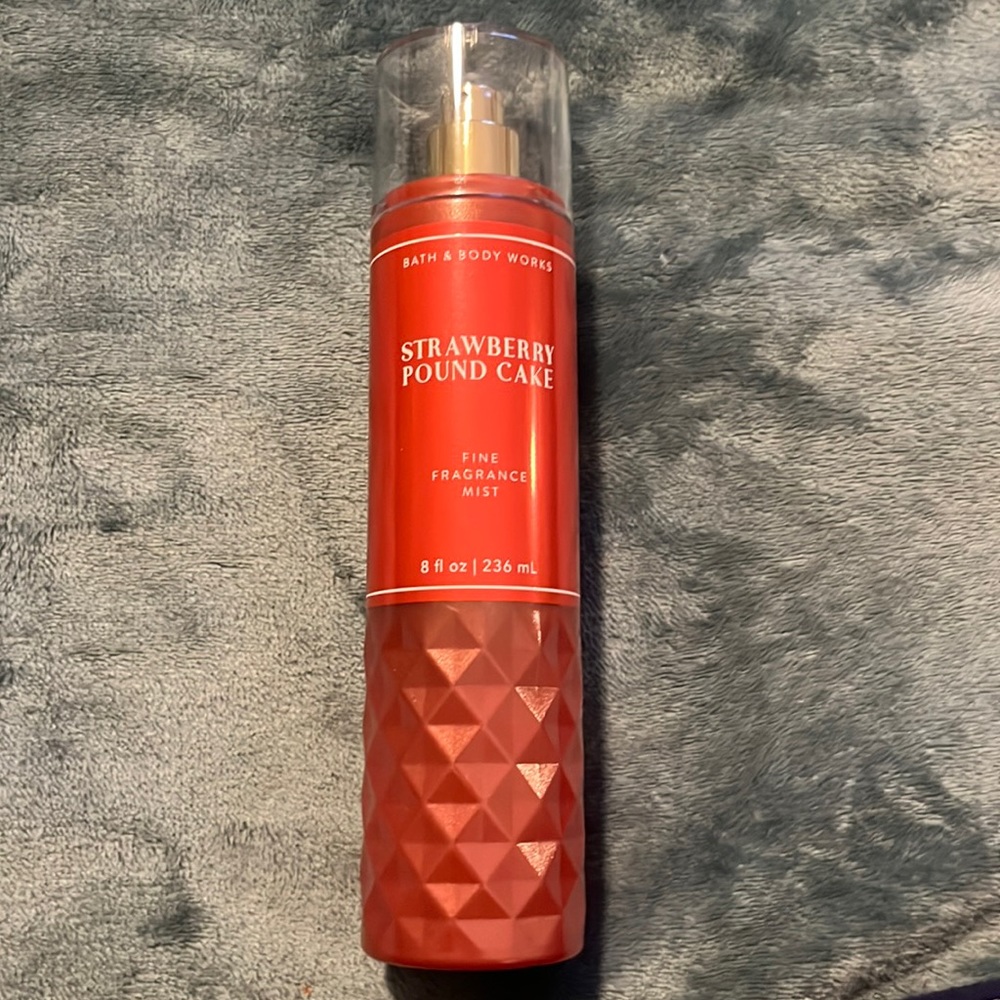 Bath & Body Works Strawberry Pound Cake Body Spray-New!